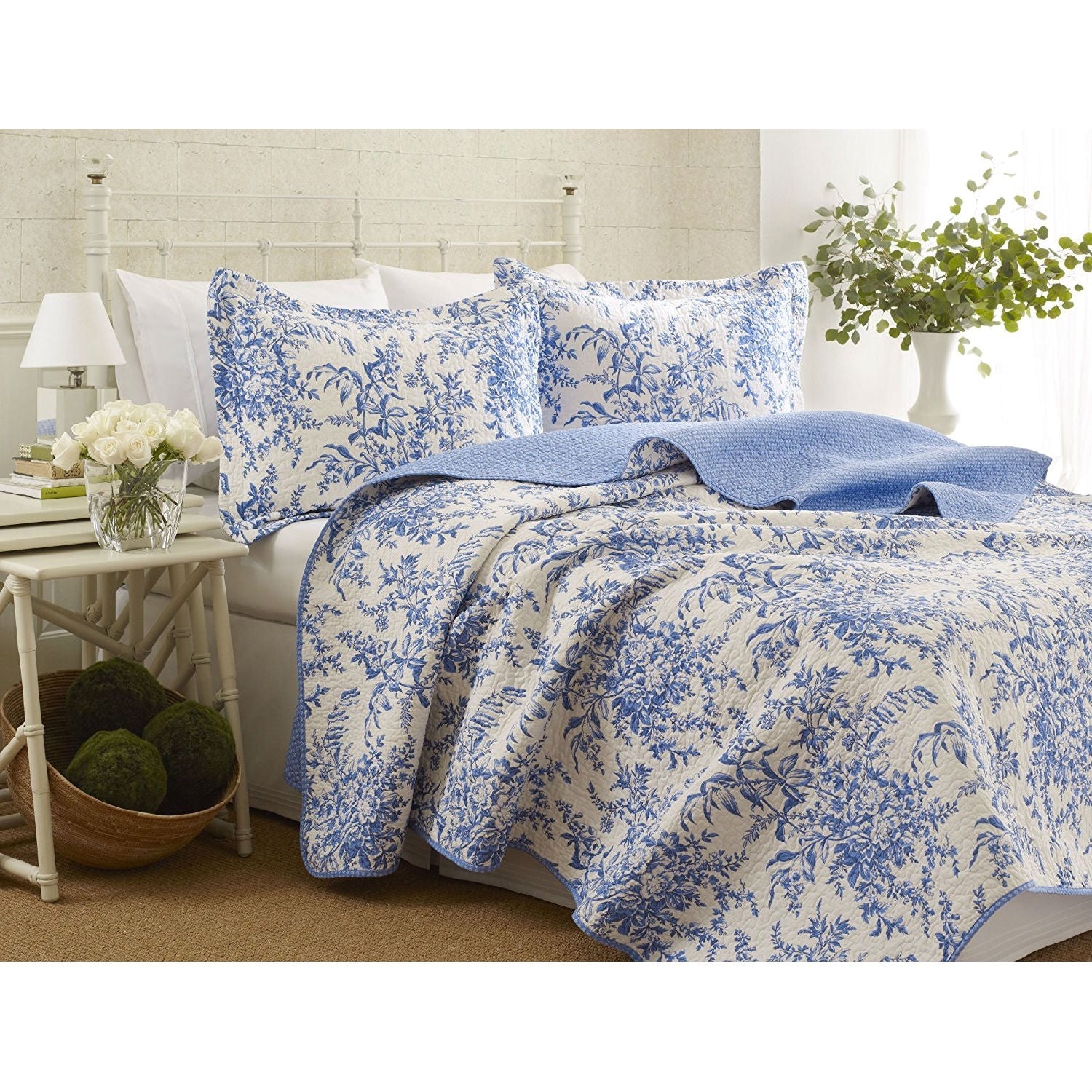 King size 100-Percent Cotton Quilt Bedspread Set with Blue White Floral Leaves Pattern-0