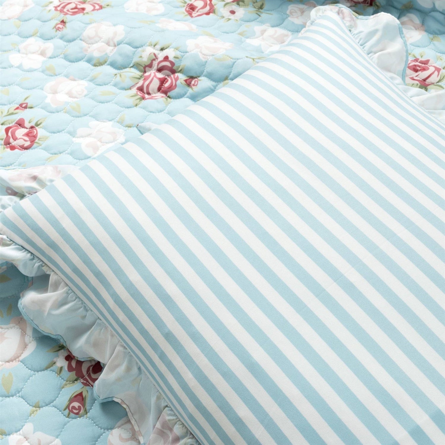 Full/Queen size Vintage Rose Ruffle Edge Light Quilt Set in Blue White and Pink-2