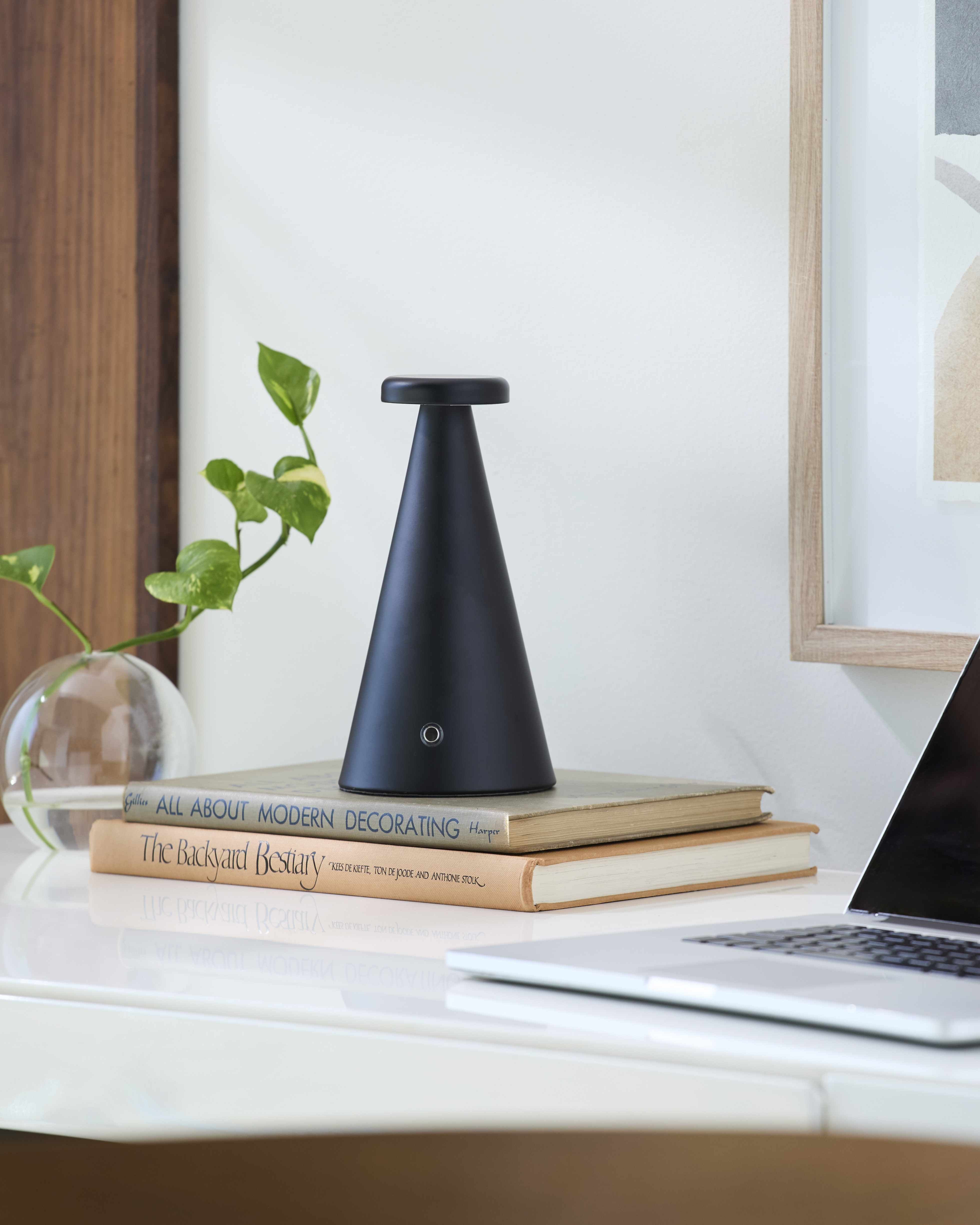 Nasiriyah Black Table Lamp-3