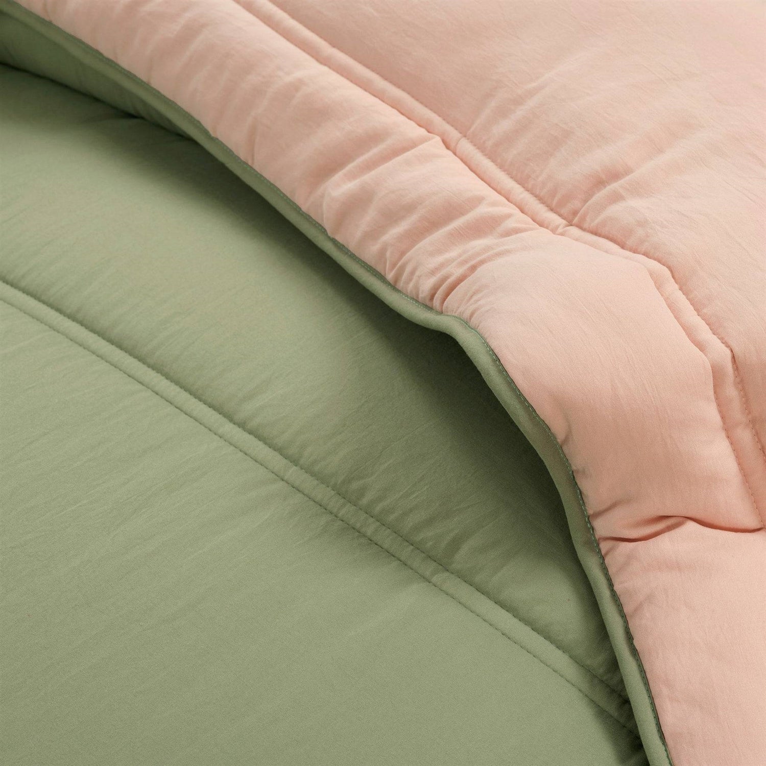 Full/Queen Soft Lightweight Reversible Quilted Comforter Set in Green/Pink-2