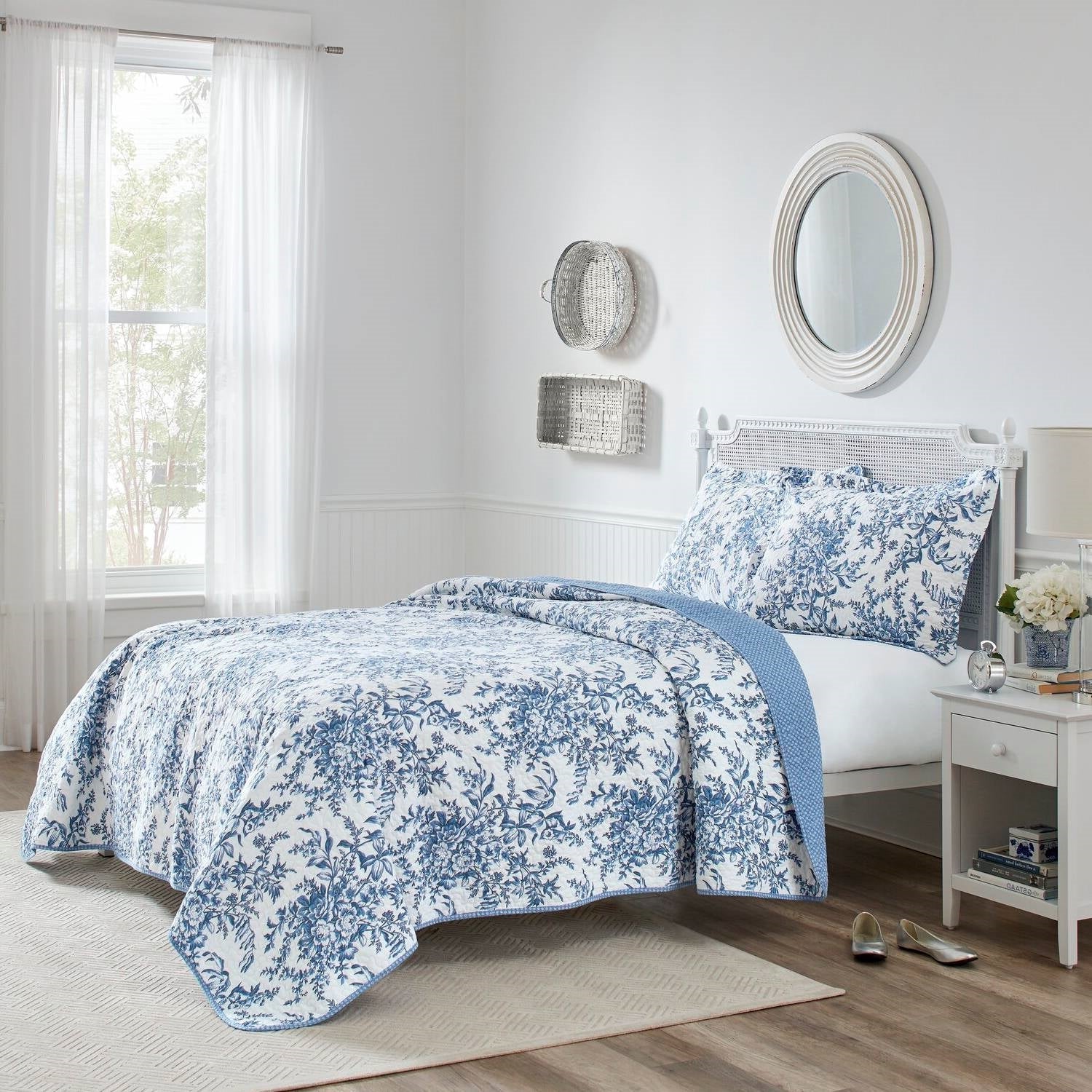 King size 3 Piece Bed-in-a-Bag Reversible Blue White Floral Cotton Quilt Set-1