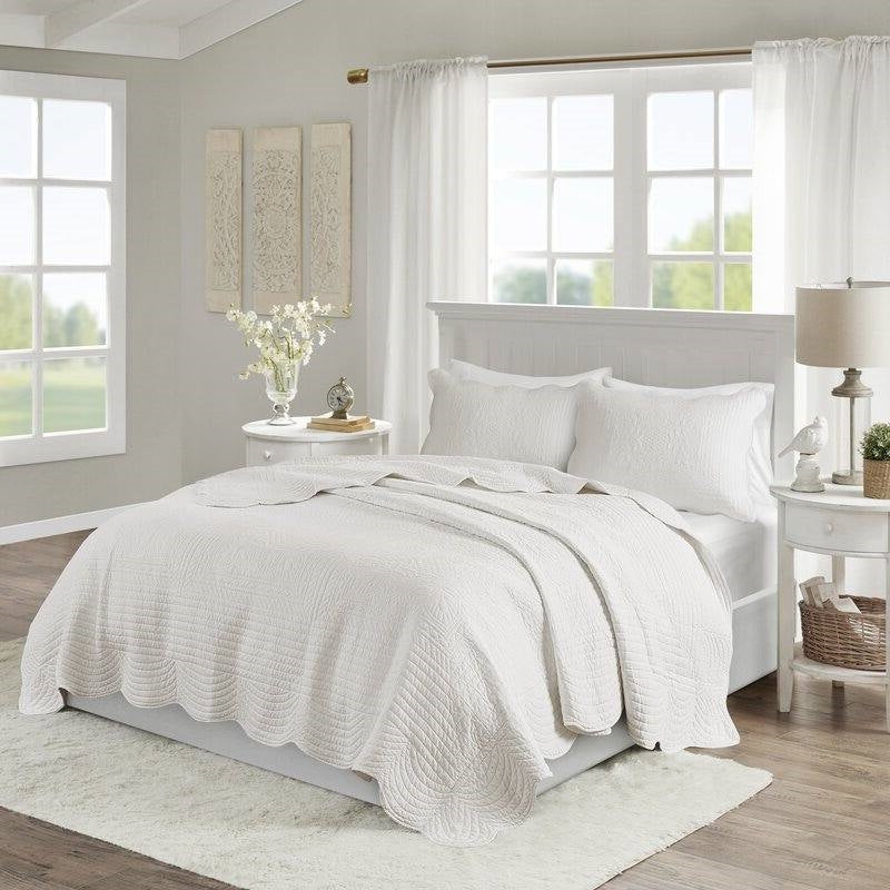 King Size 3 Piece Reversible Scalloped Edges Microfiber Quilt Set in White-0