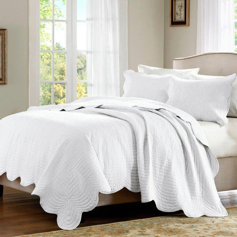 King Size 3 Piece Reversible Scalloped Edges Microfiber Quilt Set in White-1