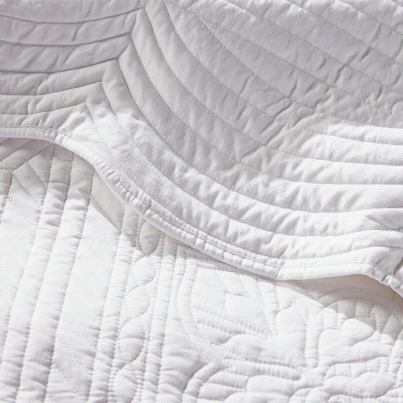 King Size 3 Piece Reversible Scalloped Edges Microfiber Quilt Set in White-4