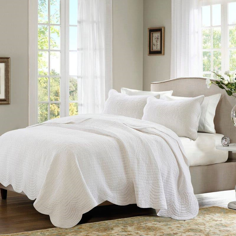 Full/Queen size 3-Piece Reversible Scalloped Edges Microfiber Quilt Set in White-1