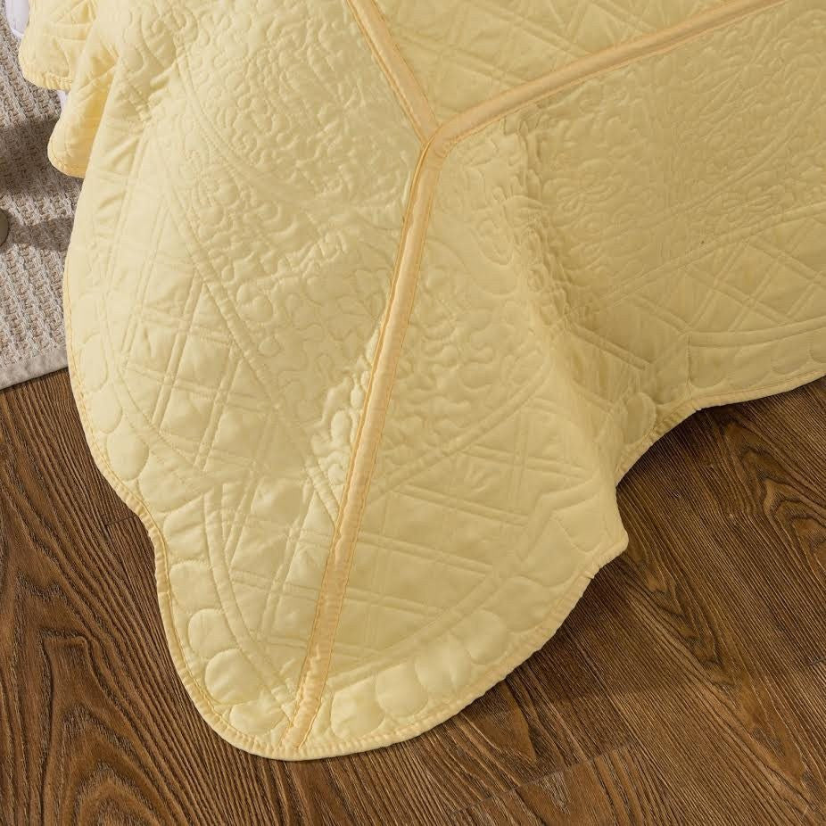 Tache Buttercup Puffs Yellow Diamond Matelasse Scalloped Quilt Set (YELLEMDES)