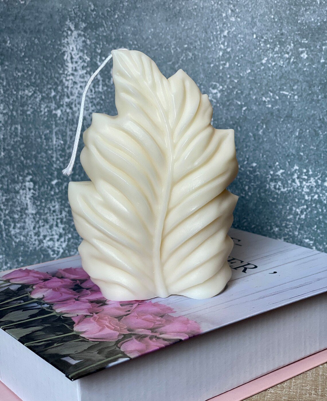 Minimalist Feather Design Soy Wax Sculpture Candle-2