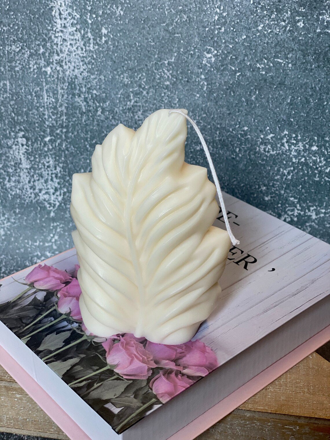 Minimalist Feather Design Soy Wax Sculpture Candle-3