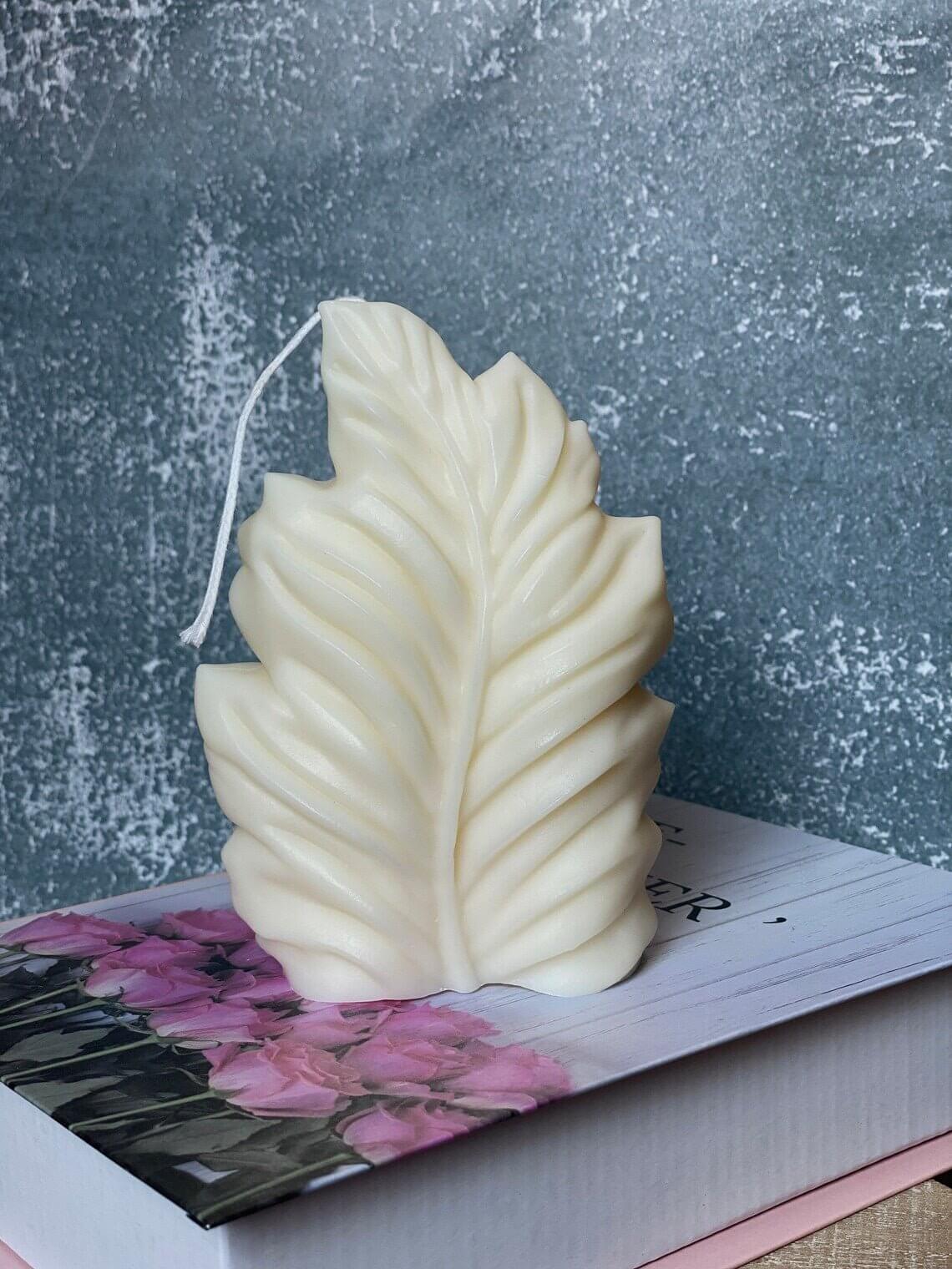 Minimalist Feather Candle — Handcrafted Soy Wax Elegance