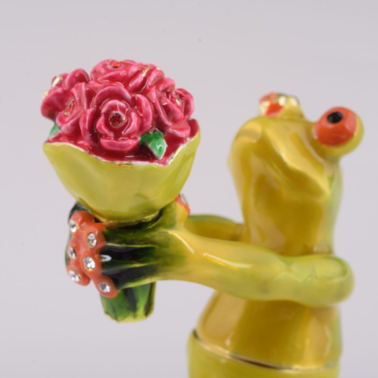 Romantic Frog Holding Flowers-1