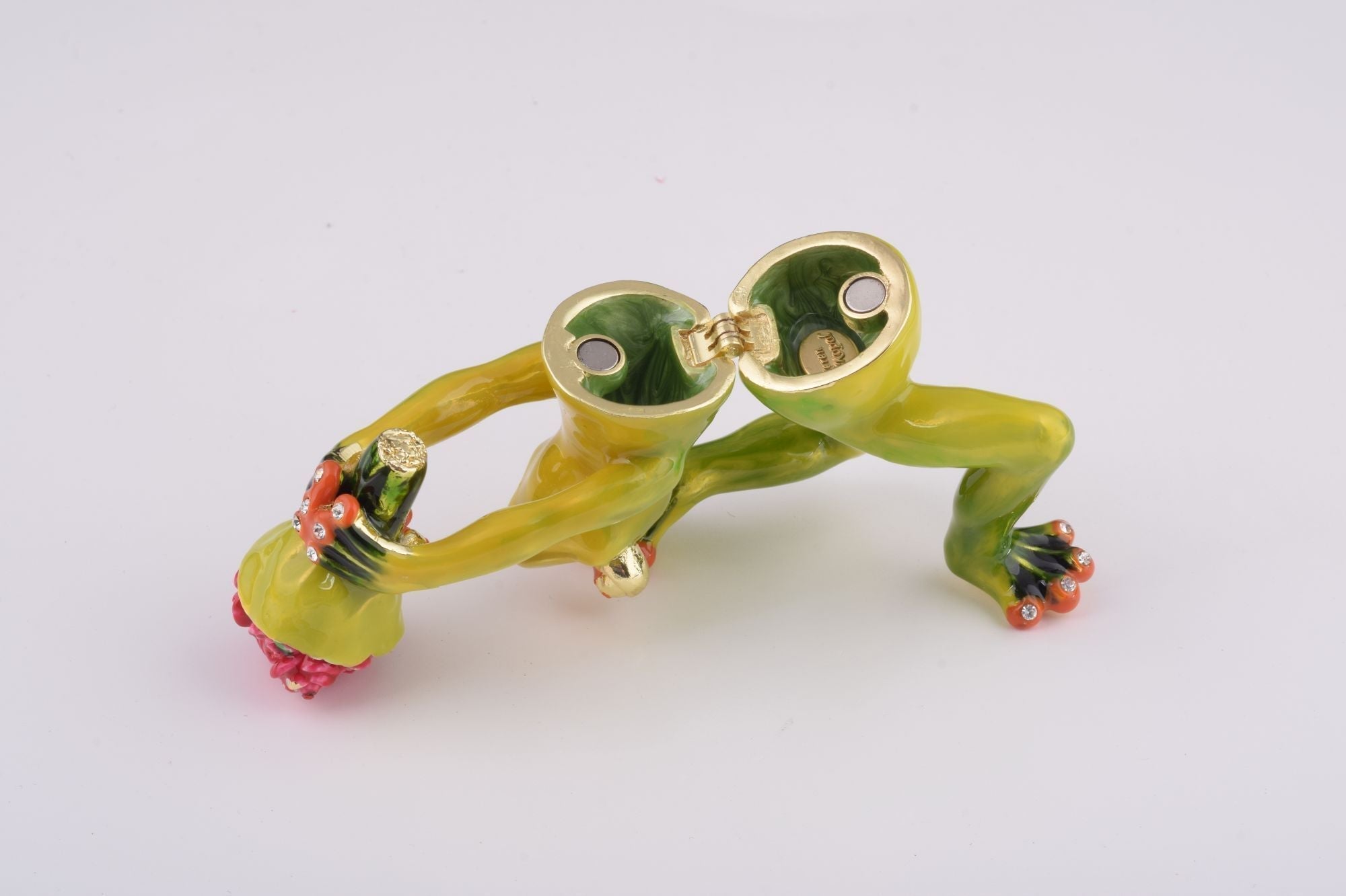 Romantic Frog Holding Flowers-2